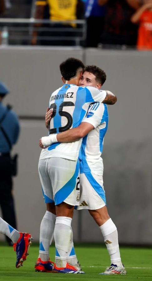 Imagen Compañeros en la Selección, rivales en la Premier durante el paso de Julián por el City. Lisandro es caudillo en el United.