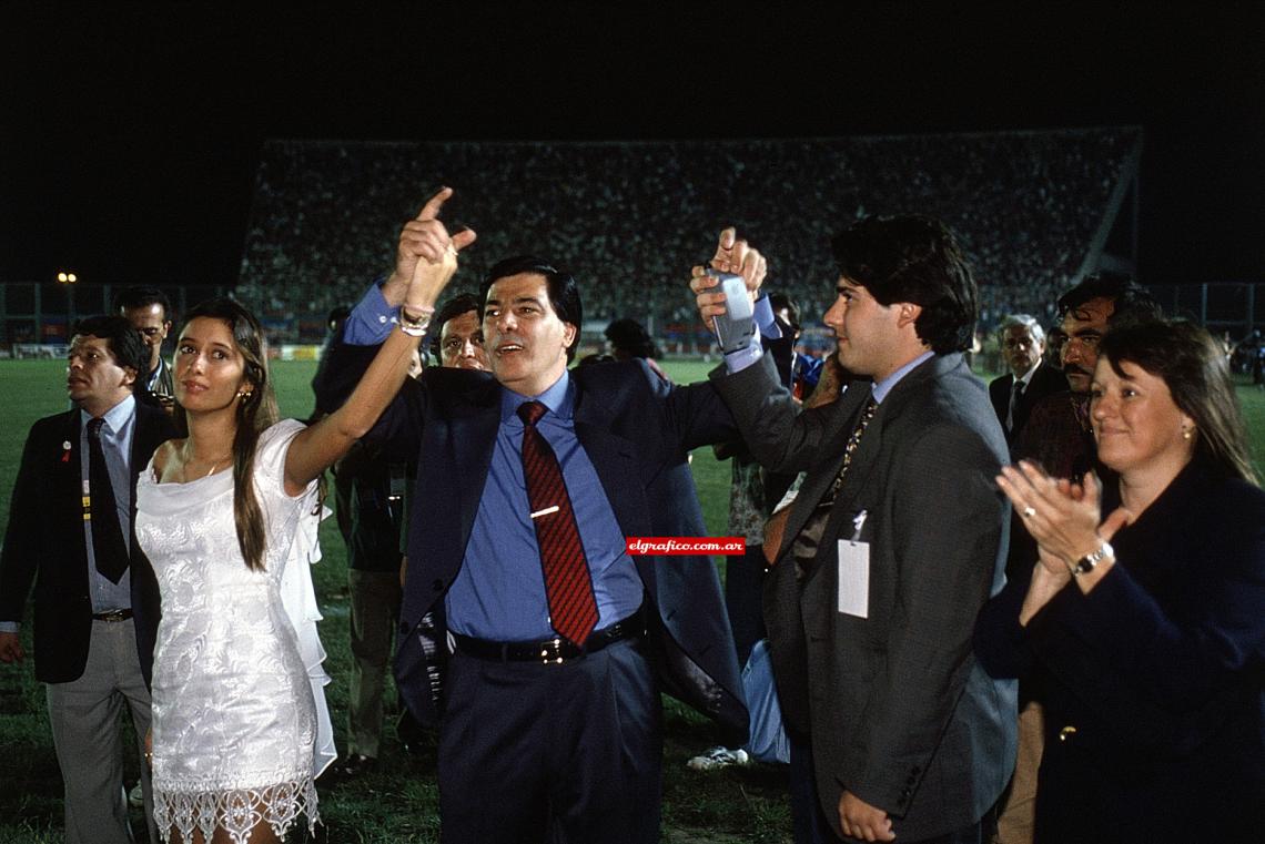 Imagen El expresidente Fernando Miele, junto a sus hijos Verónica y Gustavo y su esposa Mary.