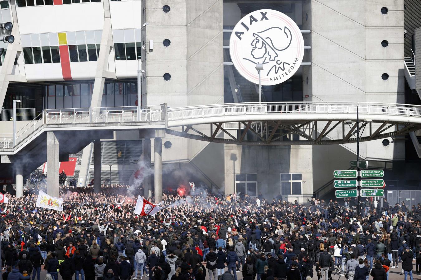 Imagen Los hinchas de Ajax celebraron en los alrededores del estadio