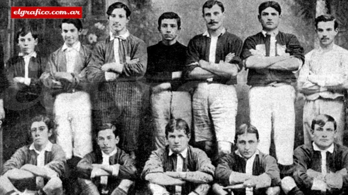 Imagen El equipo de Argentinos en 1907 contaba entre sus filas con muchos de los socios fundadores. Arriba: Ruperto Ayala, Francisco Demarco, Julian Ducasse, Ernesto Capurro, Tomas Tenconi, Vicente Pirro y Bernadino Donadio. Abajo: Leandro Ravera Bianchi (primer presidente), Eduardo Revetria, Domingo D’Agostini, Dionisio Di Blassio y Juan Tenconi.