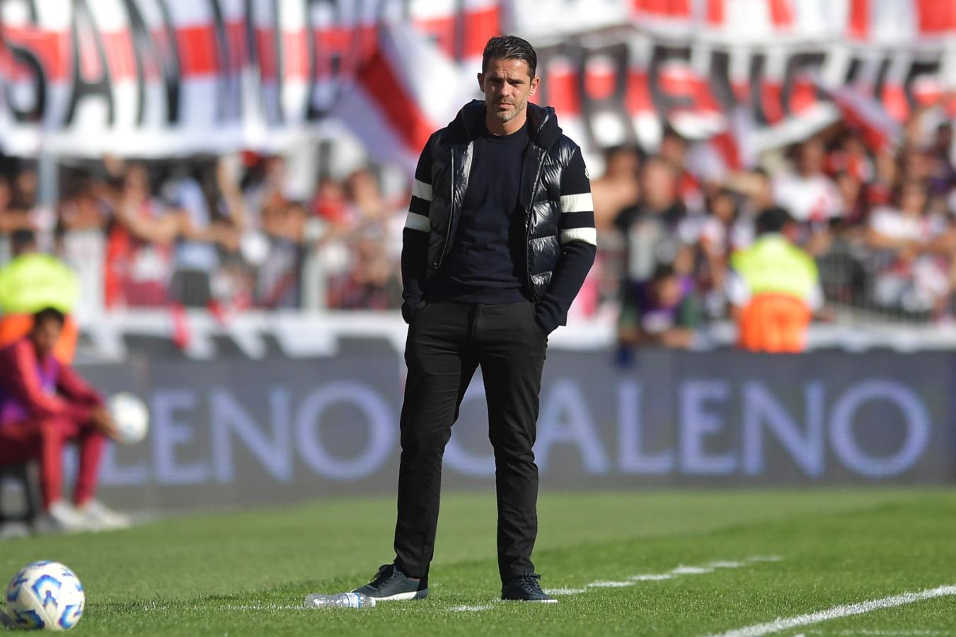 Imagen Fernando Gago no hizo pie en el Monumental y perdió el puesto de DT. AFP.