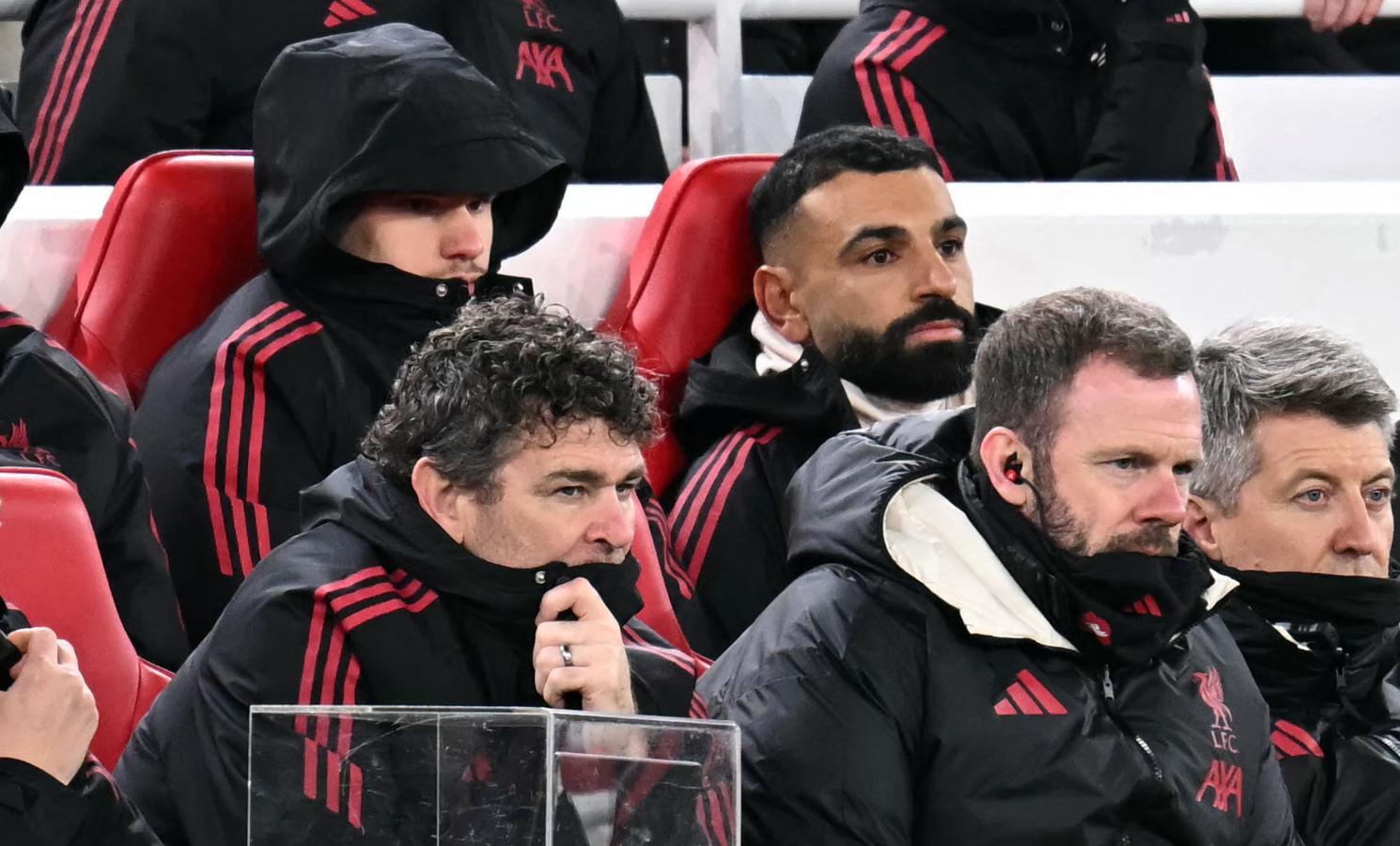 Imagen Una imagen impensada: Salah en el banco de suplentes de Liverpool (AFP).