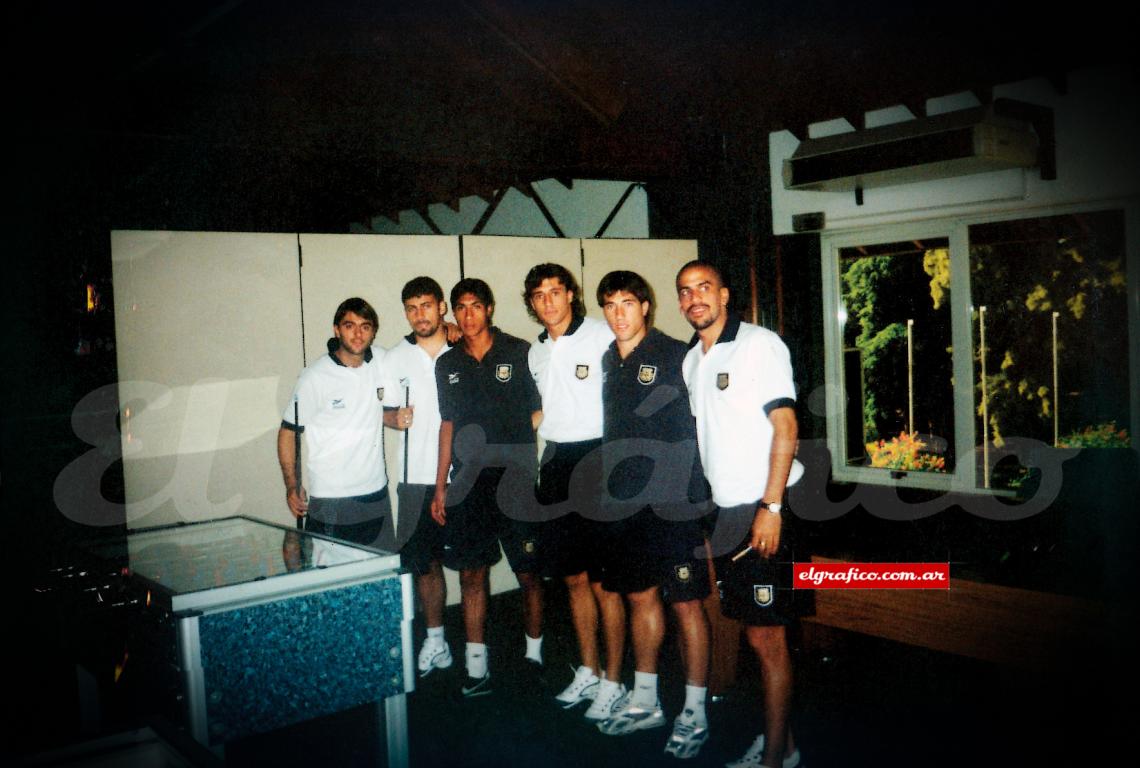 Imagen Una foto en la intimidad, junto al Piojo López, Samuel, Crespo y Verón, en su época de sparring de la Selección.