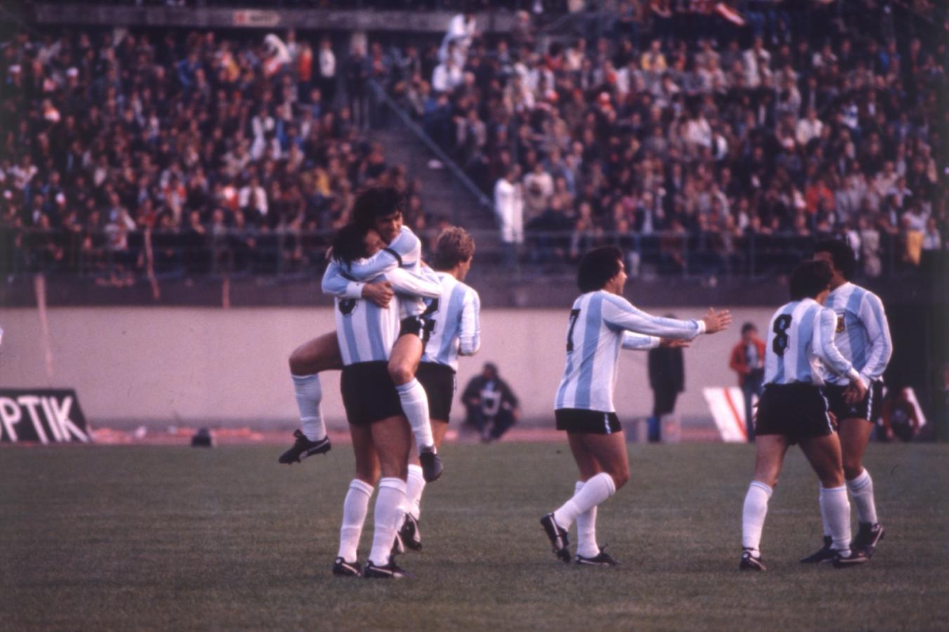 Imagen Diego se abraza con Luque durante la victoria de Argentina en Viena (Foto: El Gráfico).