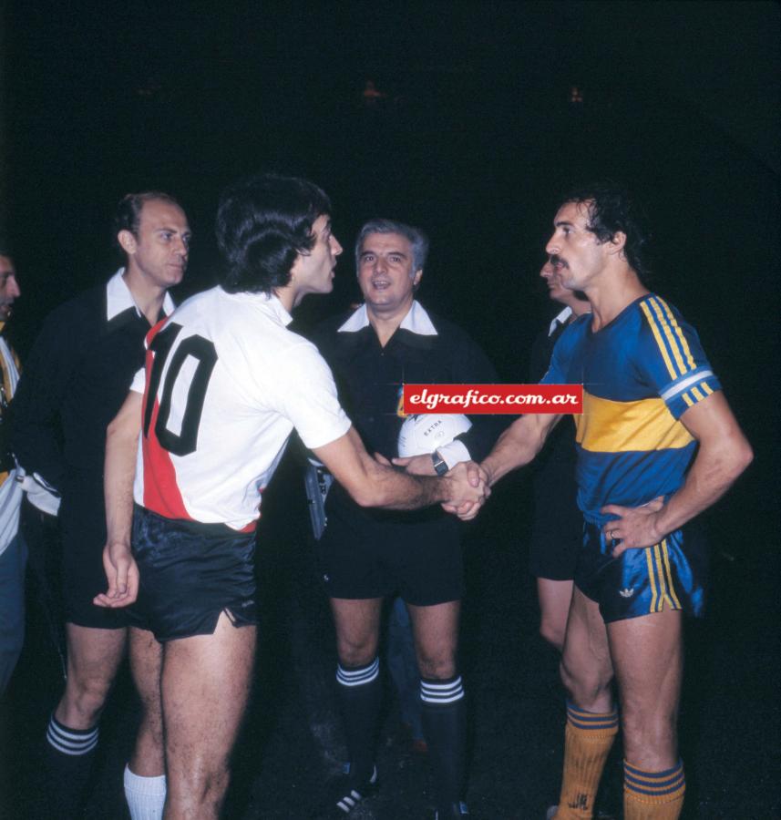 Se saludan los capitanes en la previa a un superclásico. Pernía y Alonso se estrechan la mano.