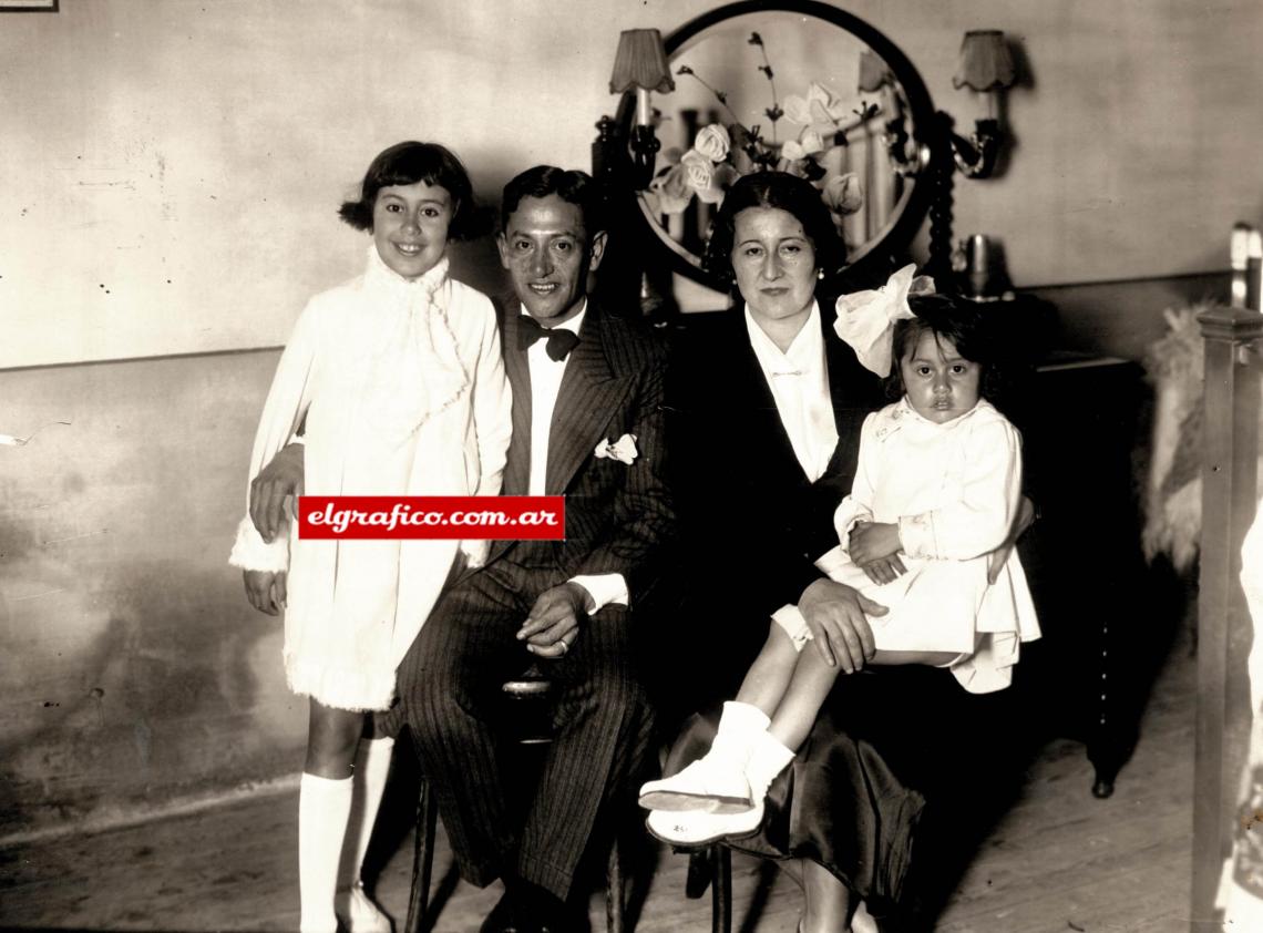 Imagen 8 de septiembre de 1934. Gabino Sosa junto a su esposa y dos de sus tres hijas, la más chica quedó en la casa.