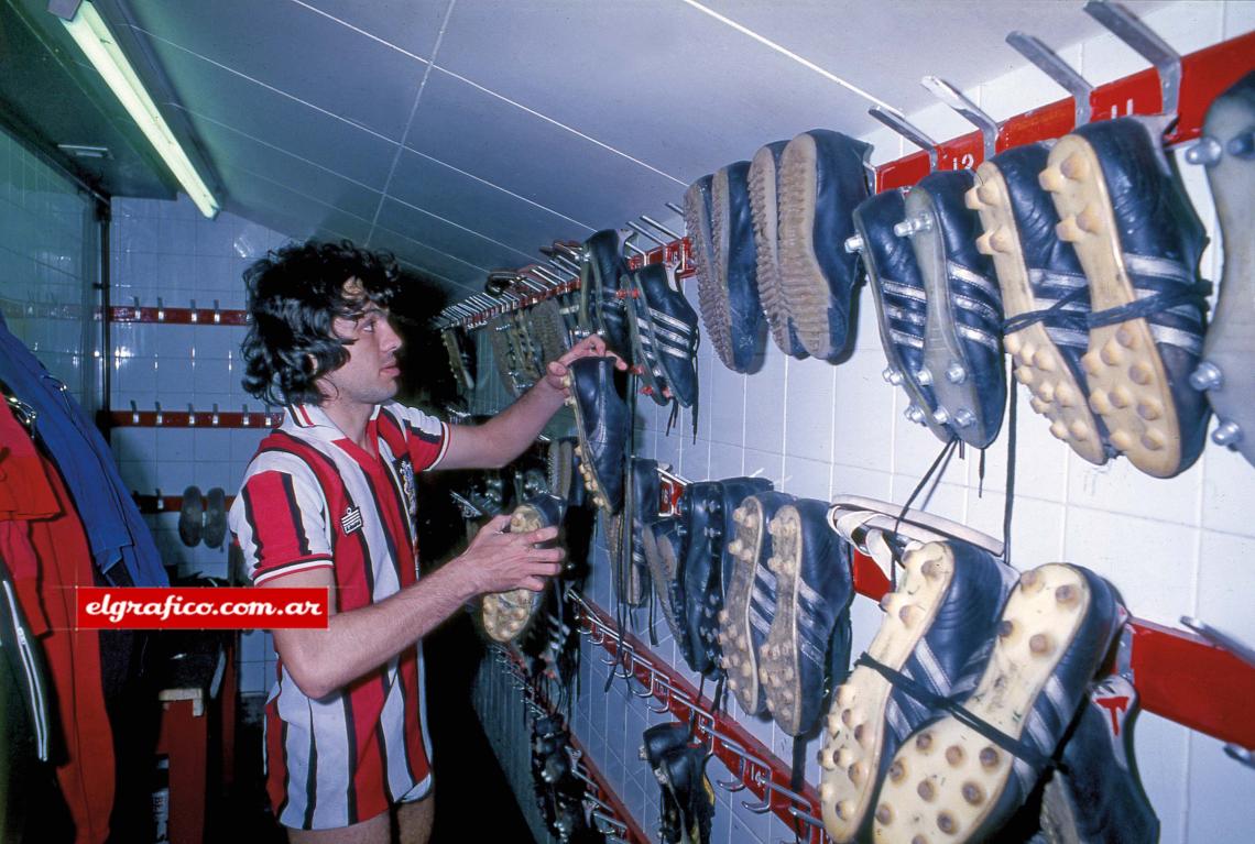 Imagen Meticuloso, en el vestuario del Sheffield, el equipo que lo compró a River en 1978.