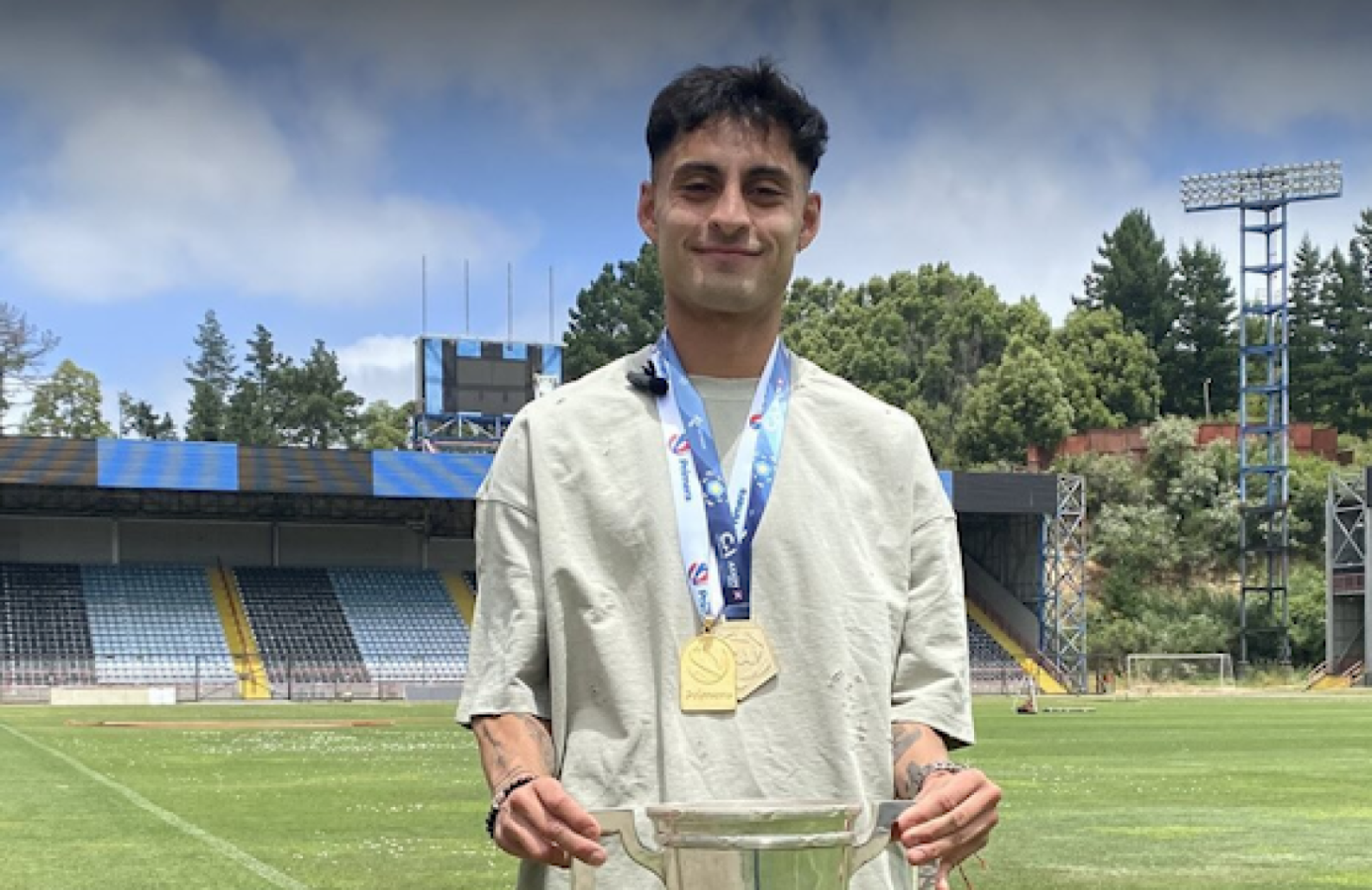 Imagen Ya en Estudiantes, Altamirano recibió su medalla de campeón con Huachipato.