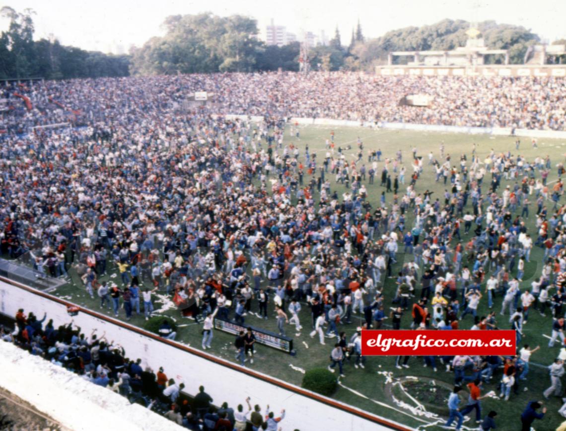 Las tribunas rebalsadas y los hinchas invadiendo el campo de juego para celebrar la conquista.