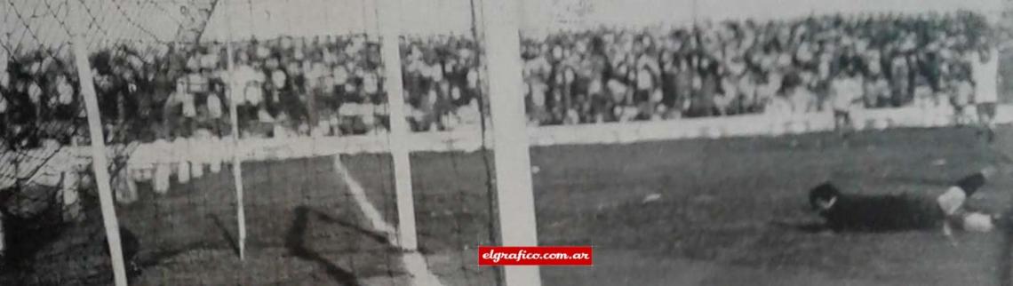 Imagen ARGENTINA 2 – BRASIL 2. El primer gol argentino , Cerrotti bate a Tuffy, que había salido a su encuentro.