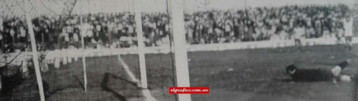ARGENTINA 2 – BRASIL 2. El primer gol argentino , Cerrotti bate a Tuffy, que había salido a su encuentro.