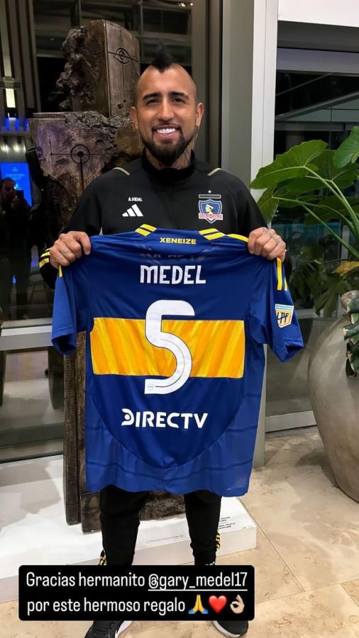 Imagen Arturo Vidal, reconocido simpatizante de Boca, muestra con orgullo el regalo de Medel.