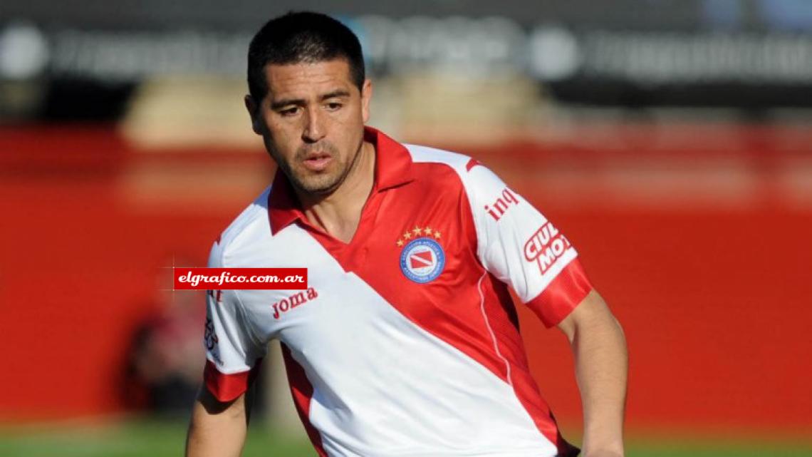 Imagen En 2014 juega seis meses en el Nacional B, a manera de retribución, en el club donde se formó: Argentinos Juniors. El 7 de diciembre de 2014, a los 36 años, jugó su último partido cuando estuvo asegurado el ascenso del Bicho a Primera A.