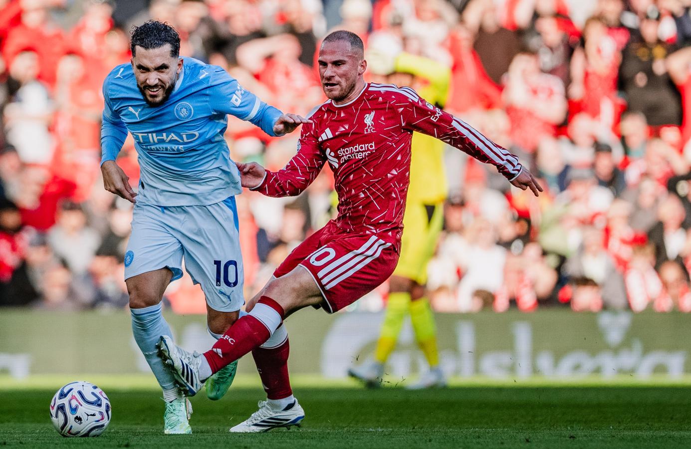 Imagen Cherky y Mac Allister, duelo de 10 en Anfield.