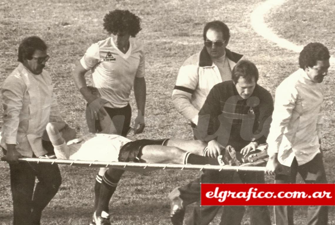 Imagen 1983. Morena se va acompañado por Wilmar Cabrera, con igual lesión.