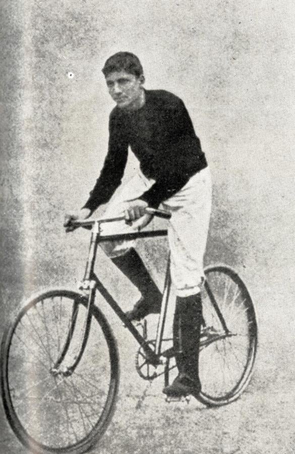 Imagen Giannini hermano del conocido automovilista muerto en el Gran Premio de 1929, ganó la carrera Suipacha-Mercedes cuando tenía 15 años de edad. 