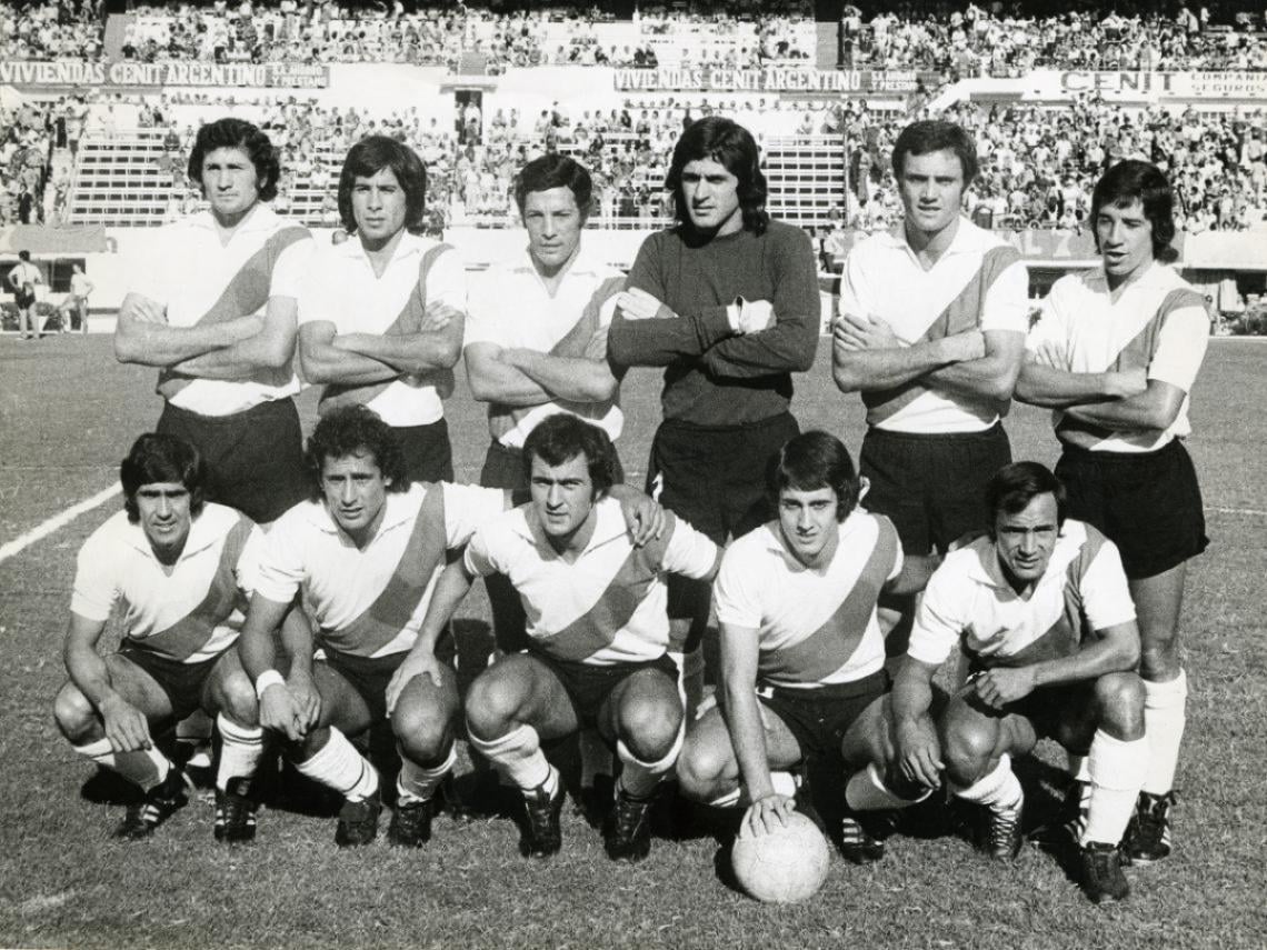El plantel de River del Metropolitano de 1975. Arriba: Artico, Comelles, Raimondo, Fillol, Perfumo y Héctor López. Abajo: González, Juan José López, Morete, Alonso y Mas.