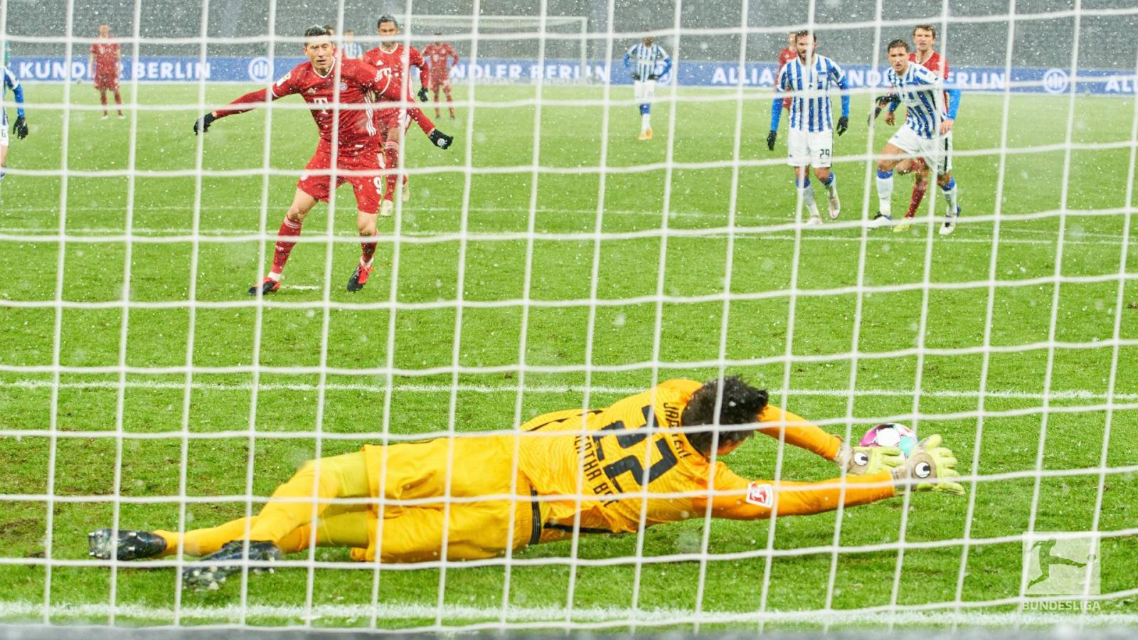 Imagen Robert Lewandowski malogró un penal a los 10 minutos. Su disparo fue detenido por Rune Jarstein.