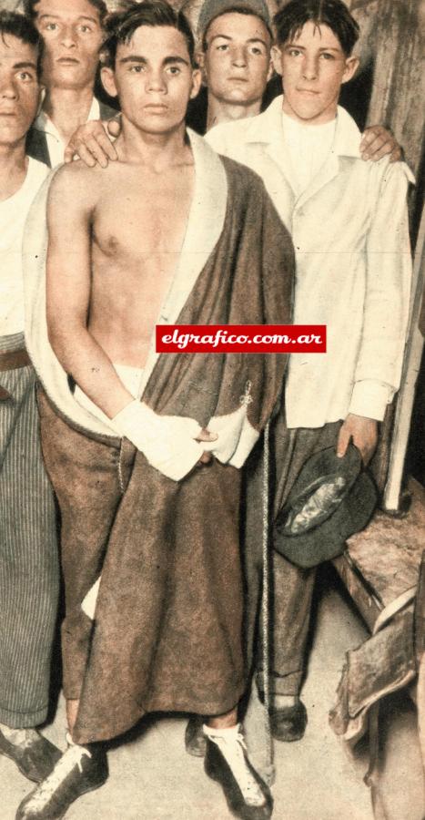 Imagen Como novicio se clasifica campeón argentino y sudamericano de la categoría pluma. En la foto Justo en sus comienzos con su amigo “Kid” Uber, el cual falleciera trágicamente tras su segunda pelea como profesional.