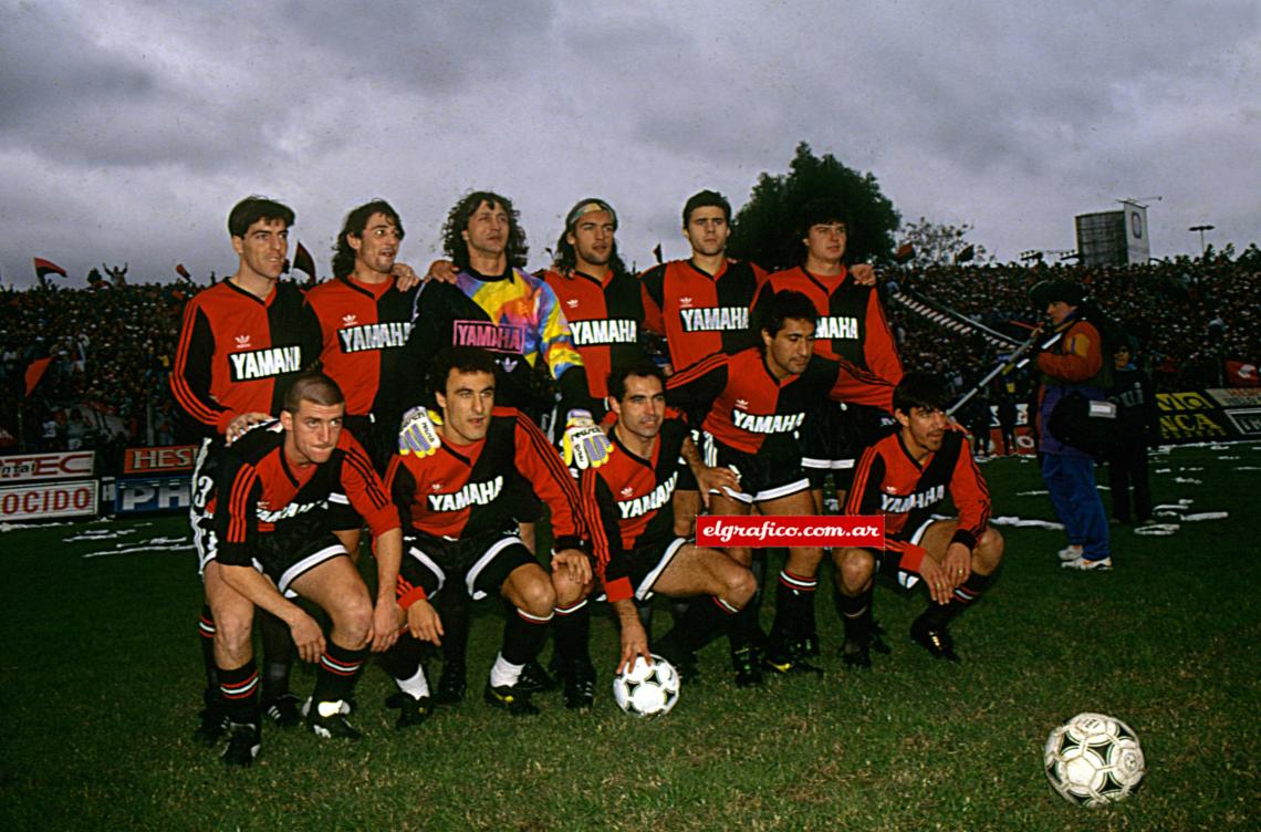 Imagen El equipo campeón. Arriba: Berizzo, Domizzi, Scoponi, Gamboa, Pochettino y Raggio. Abajo: Berti, Saldaña, Llop, Zamora y Mendoza.