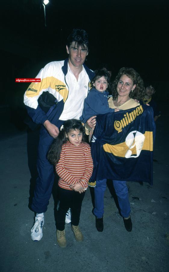 Hugo Romeo Guerra, el héroe de la noche, junto a su familia.