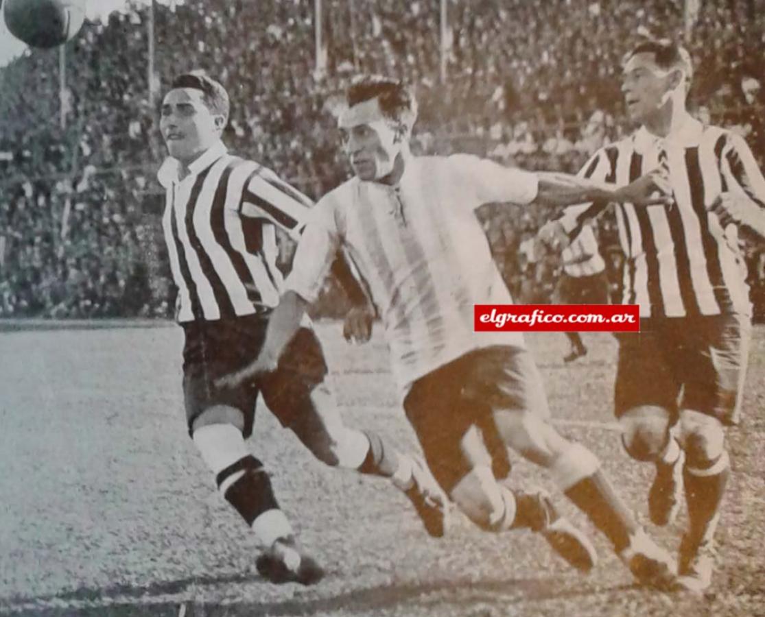 Imagen ARGENTINA 2 - PARAGUAY 0. Otra vez Irurieta frente a dos rivales, el delantero argentino sólo actuó 17 minutos y se retiró lesionado.