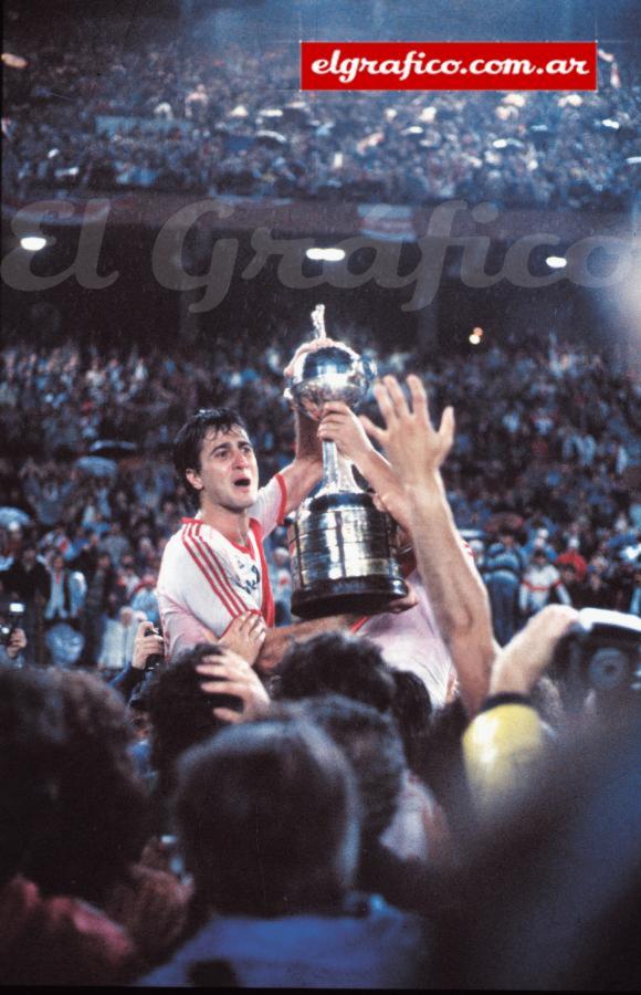 Alonso levanta la primer Copa Libertadores de River en la historia.