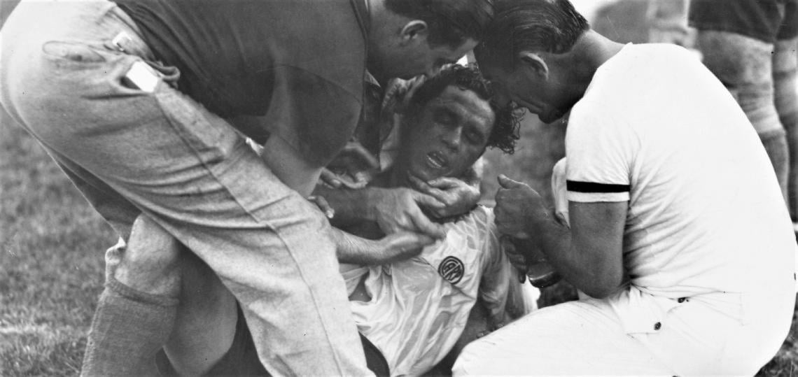 Imagen El Charro desvanecido en un partido de diciembre de 1936 (foto: Kikuchi)