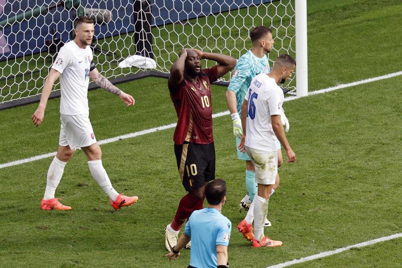 Imagen Lukaku se agarra la cabeza después de un mano a mano desperdiciado.
