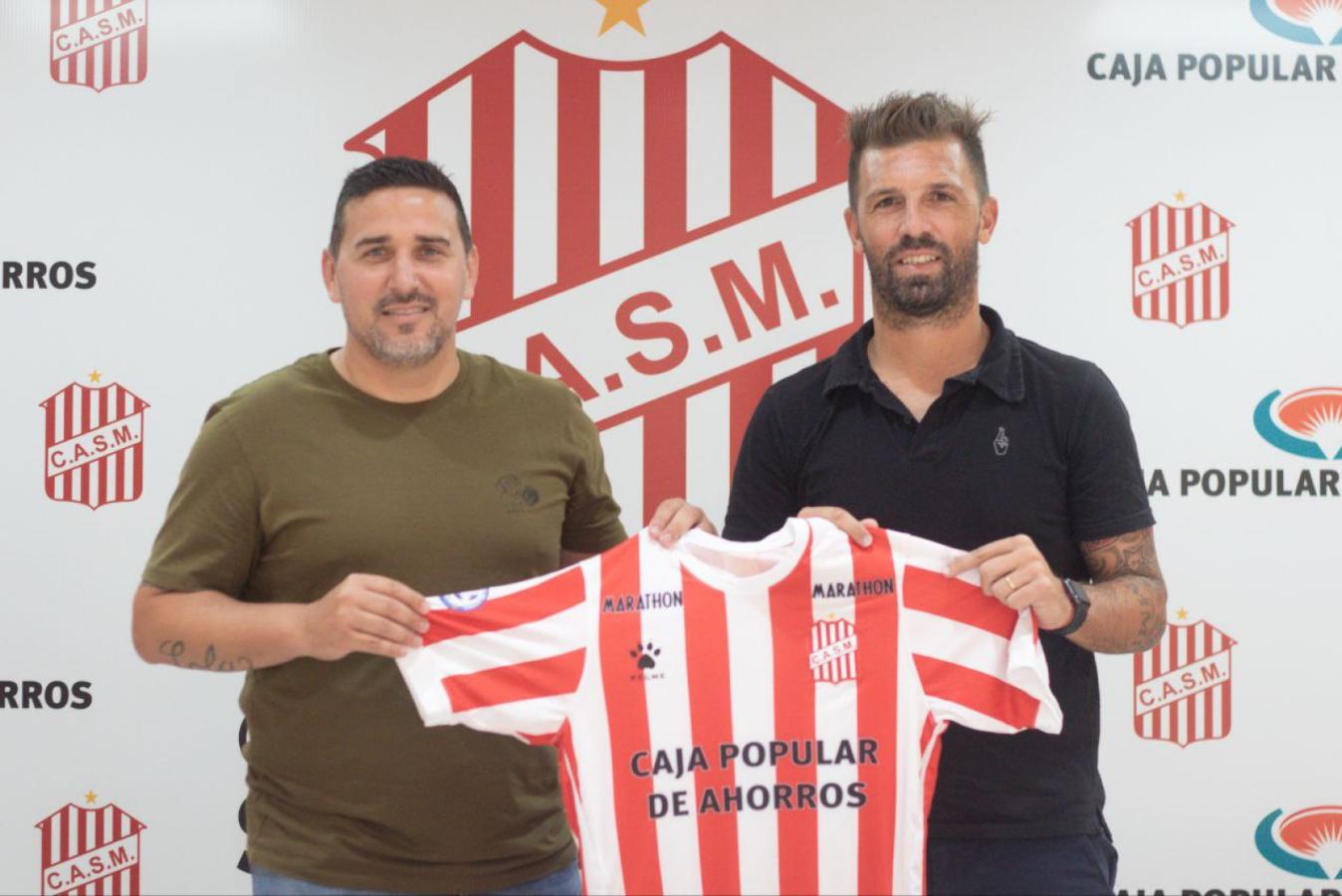 Imagen Paso de mando. Alexis Ferrero (actual DT y mánager) y Pablo Frontini (nuevo DT). Foto: @CASMOficial