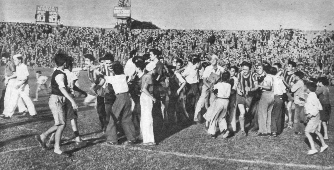 Imagen Terminado el partido con la victoria de Rosario Central por 2 a 0, numerosos partidarios del equipo de Arroyito entraron al field para felicitar a los jugadores, porque vencieron a Boca y apartaron definitivamente el peligro del descenso.