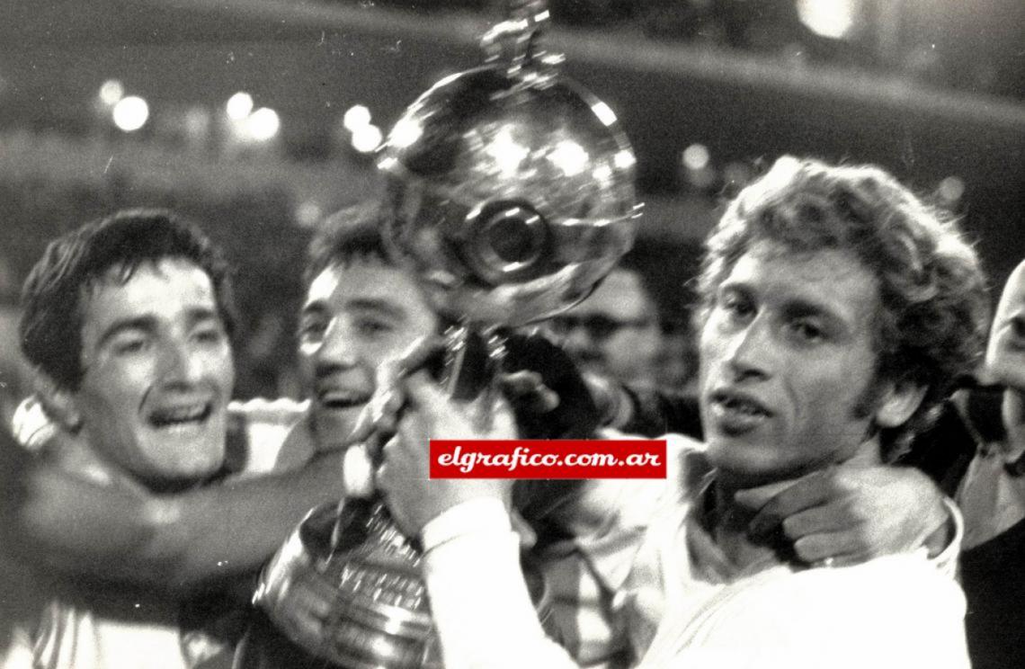 Imagen Juan Ramón Verón y Cacho Malbernat con la Copa Libertadores.