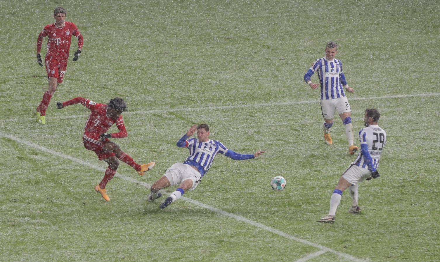 Imagen Con algo de fortuna, Coman marcó el único tanto del partido. Bayern va en busca de una nueva Bundesliga alemana.