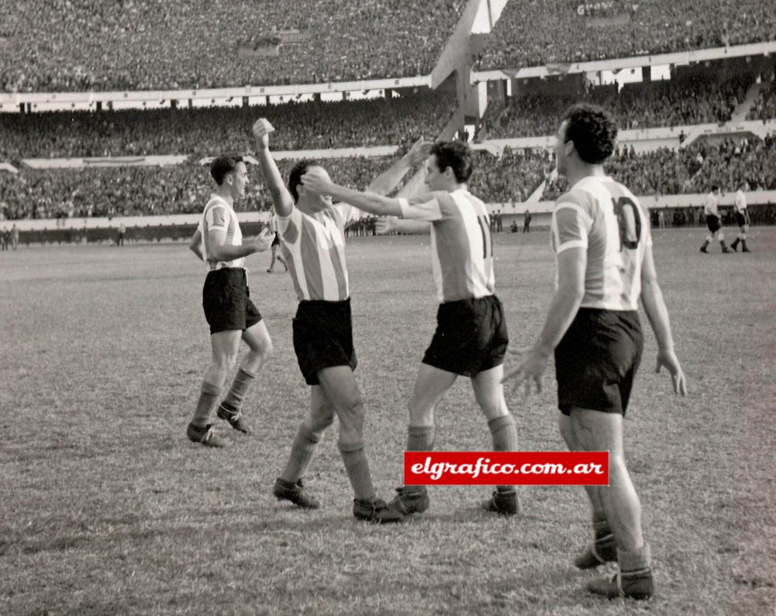 Imagen El festejo argentino del segundo gol.