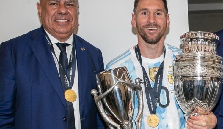 Imagen de De Claudio Tapia a Messi: "Tus deseos son los de todo el pueblo argentino"