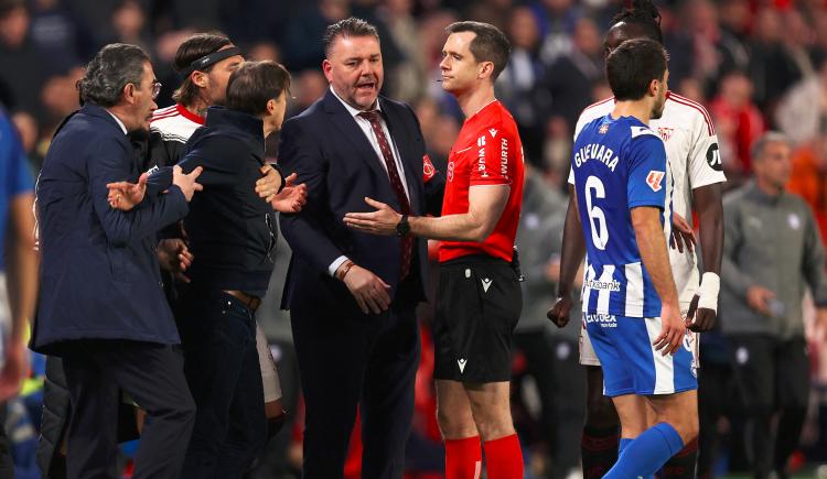 Imagen de Almeyda enloqueció tras su expulsión ante el Alavés de Coudet