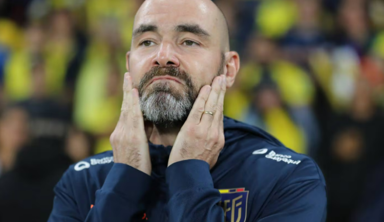 Imagen de El paraguas del técnico de Ecuador: qué dijo sobre Argentina