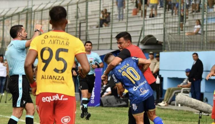 Imagen de La durísima sanción a Cesar Farías, entrenador de Aucas, por la agresión a dos jugadores