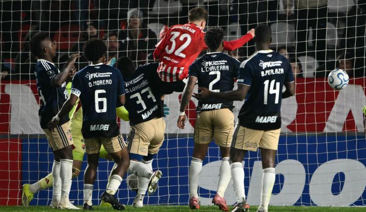 Imagen de A octavos de la cabeza: Estudiantes lo ganó a los 93' y sigue con vida en la Copa Libertadores