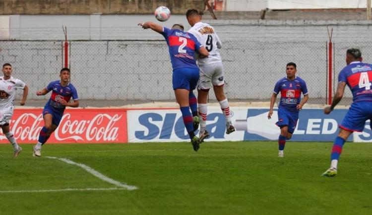 Imagen de BARRACAS PEGÓ EL ZARPAZO Y SE TREPÓ A LA CIMA DE LA ZONA B