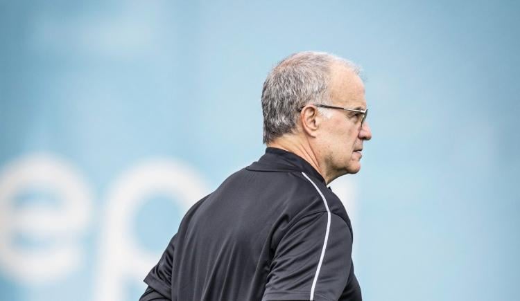 Imagen de Celeste con nubarrones: el panorama de Uruguay tras el tiroteo a favor y en contra de Bielsa
