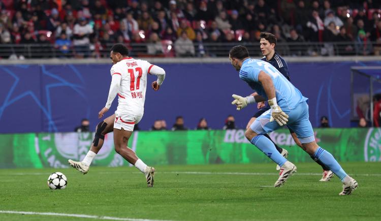 Imagen de Grave error de Dibu Martínez en el triunfo 3-2 de Aston Villa sobre Leipzig