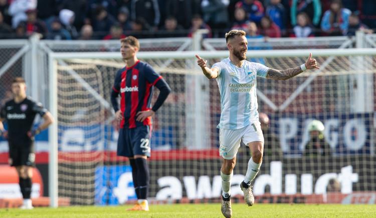 Imagen de Atlético Tucumán aprovechó la crisis de San Lorenzo y se lo ganó en la última jugada