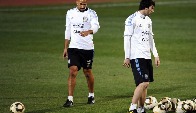 Imagen de La conexión entre Milito y Verón: de compañeros en la Selección a rivales como presidentes