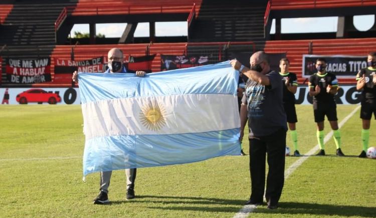 Imagen de EMOTIVO HOMENAJE A LOS HÉROES DE MALVINAS EN PARANÁ