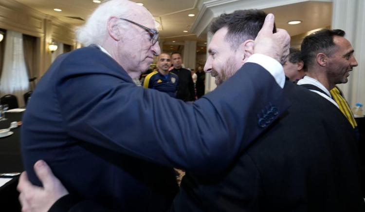 Imagen de Messi y Bianchi, en la despedida de Riquelme