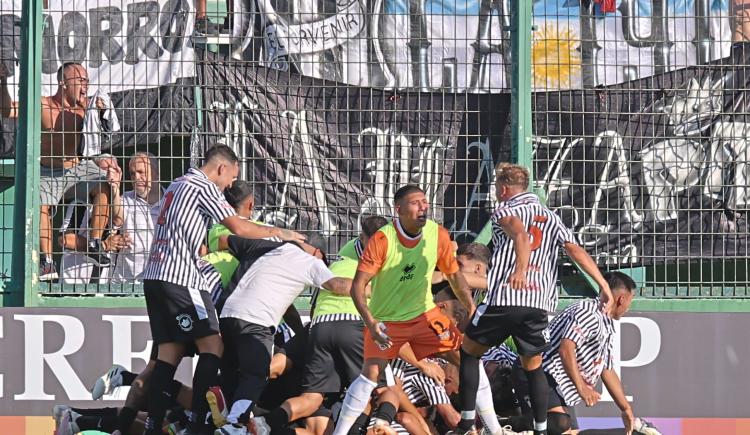 Imagen de El Porvenir dio el batacazo y eliminó a Lanús de la Copa Argentina