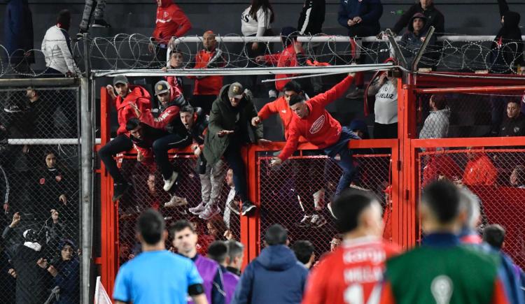 Imagen de Noche de terror en Avellaneda: partido cancelado por serios incidentes en las tribunas entre Independiente y Universidad de Chile