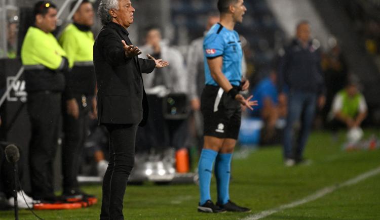Imagen de Las dos caras de Néstor Gorosito enfrentando a Boca Juniors