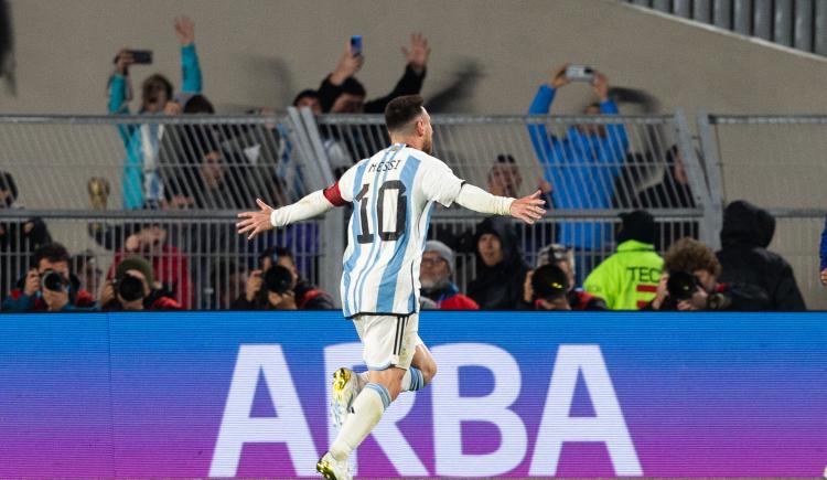 Imagen de El golazo de Lionel Messi de tiro libre ante Ecuador